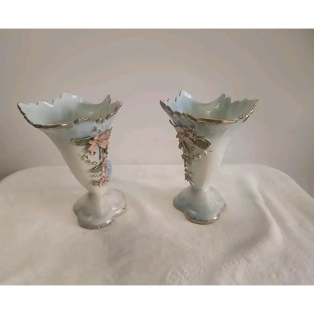 Beautiful Vintage Cermanic Cornucopia Vase Set Blue/white W/Gold‎ Trim & Flowers